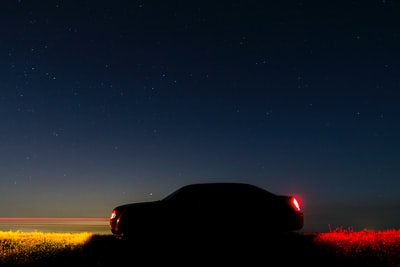 夜晚星空下汽车的轮廓